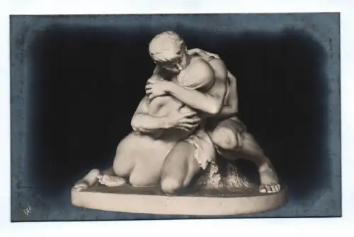Ak Prof. Stephan Sinding Zwei Menschen Skulptur Frau und Mann küssend