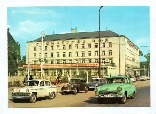 Foto Ak Karl Marx Stadt Interhotel Chemnitzer Hof alte Autos 1966 Trabant PKW