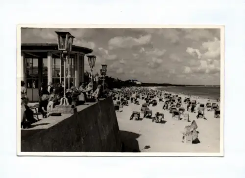 Ak Strand Binz 1957 belebt Menschen Strandkörbe