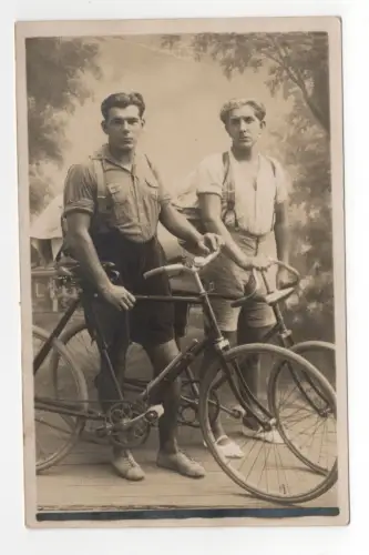 Foto Ak Burschen mit Fahrrad Rennrad um 1930