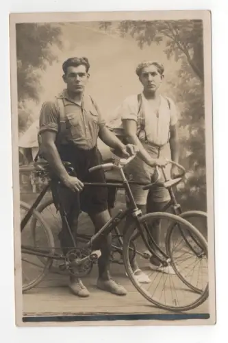 Photo Ak Fellows With Bicycle Road Bike To 1930