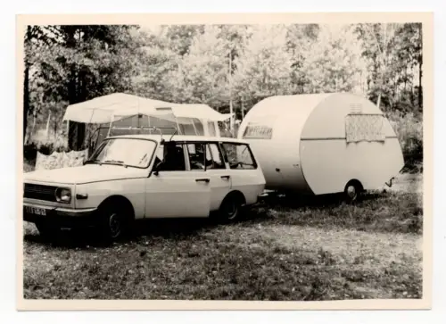 Foto Wartburg mit Wohnwagen DDR Urlaub