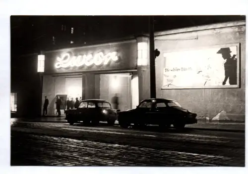 Foto Karl Marx Stadt Chemnitz Gebäude Luxor Trabant Skoda bei Nacht 1960er