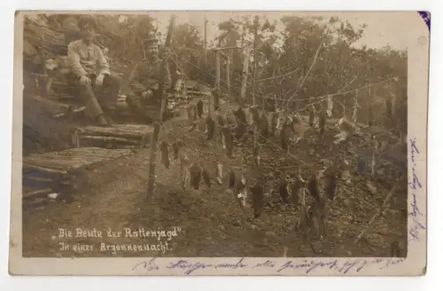 Foto Ak Argonnen Soldaten essen Ratten Rattenjagd 1916 Feldpost