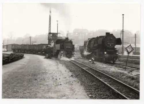 Foto Dampflok 528169-6 und 991750-1 Zittau 1984 DDR