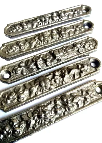 5 Stück alte Beschläge antik verziert Deko Element Blumen Eisen