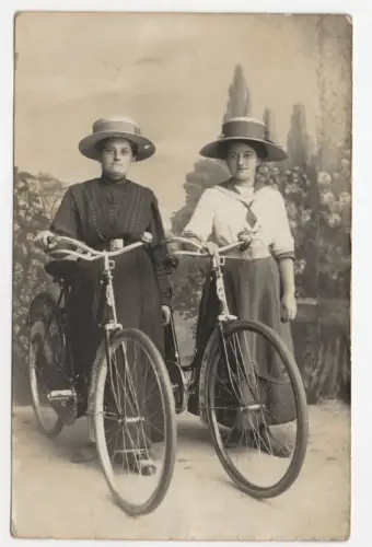 Foto Ak Damen mit Fahrrädern