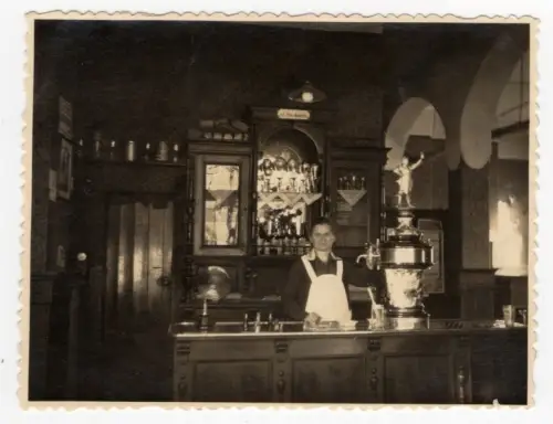 Foto Wirtin Tresen Zapfhahn Figur Gastwirtschaft 1930 er
