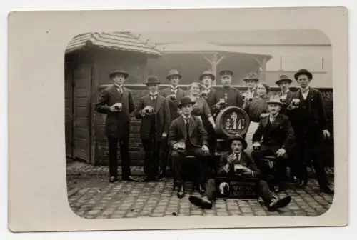 Foto Ak Echt Chemnitz er Schloss Lagerbier Männer trinken Bier