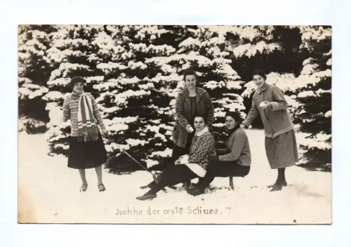 Foto Ak Such he der erste Schnee Frauen mit Schlitten im Schnee Winter