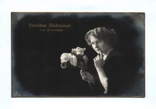 Feldpostkarte 1914 Frau mit Rosen Herzlichen Glückwunsch zum Geburtstage