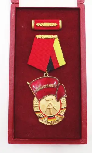 Altes Abzeichen Banner der Arbeit DDR Orden GDR mit Etui 