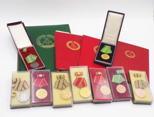 Nachlass Hauptmann der K Polizei DDR Abzeichen Urkunden