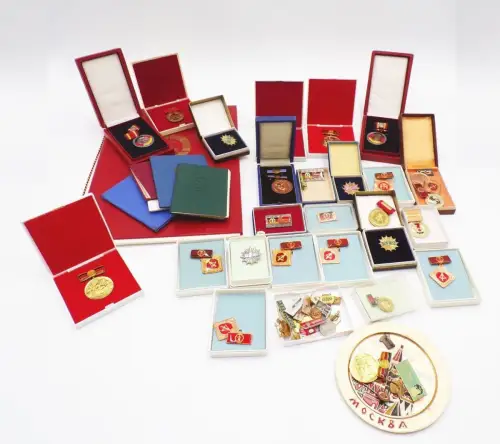 Konvolut DDR Abzeichen Urkunden Nachlass