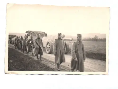 Foto gefangene Serben 2 Wk WW2 Artillerie Geschütz Lafette