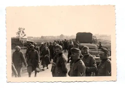 Foto Soldaten mit französischen Kriegsgefangenen 2 Wk
