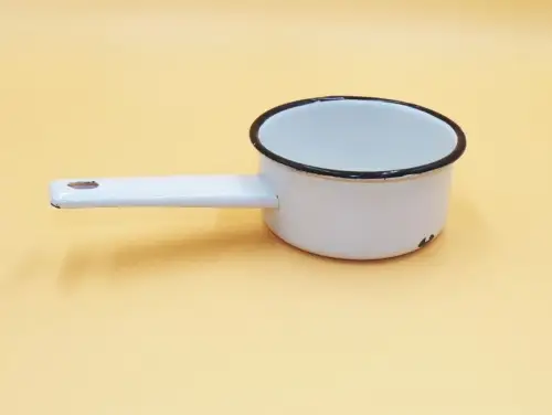 Alter Emaille Stielkasserolle Weiß klein Pflanzgefäß Gartendeko