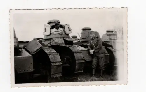 Foto Wehrmacht Soldaten mit französischen Tank Panzer 1940 Somme WW2