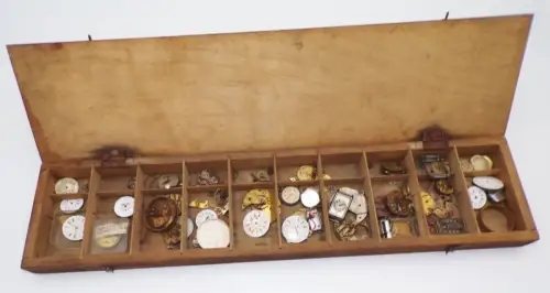 Lot alte Uhrmacher Ersatzteile Holzschachtel