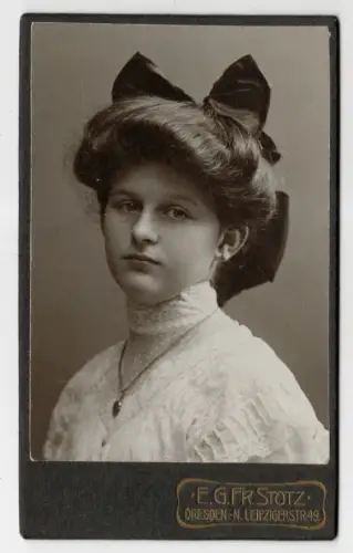 CDV Foto junge Dame mit Schleife im Haar Edwardian photo 1900er Dresden