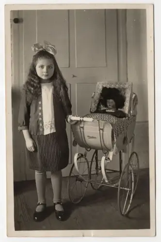 Foto Ak Mädchen mit Naether Puppenwagen Spielzeug 1930er vintage