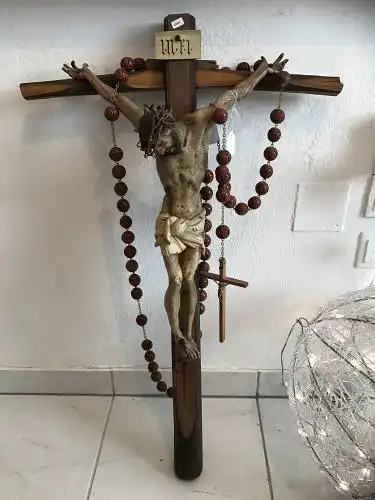 W1433 Kruzifix mit Corpus Christi im Dreinageltypus aus Holz geschnitzt & Rosenk
