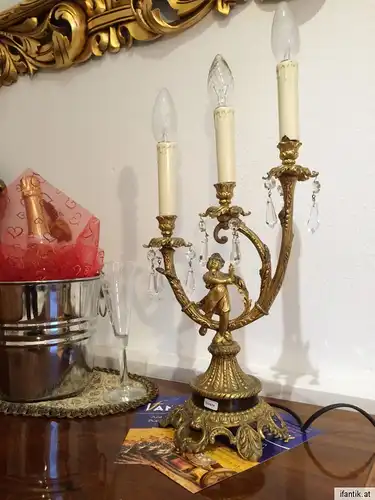Empire Stil Tischlampe dreiflammig mit figürlichem Messingfuß & Glasprismen 7418