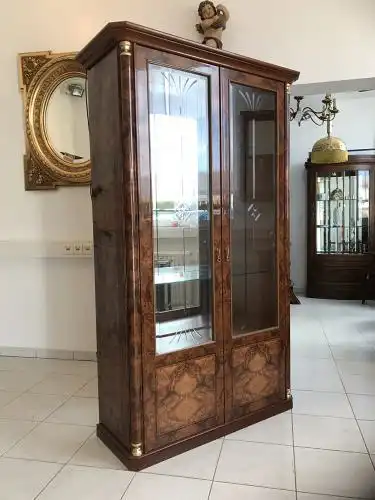 W1502 Barockstil Vitrine Nussholz Glasschrank Traum Selva Möbel