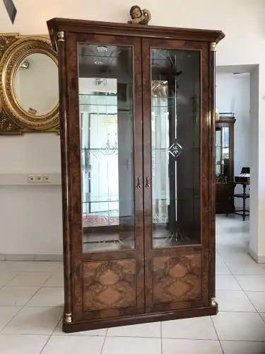 W1502 Barockstil Vitrine Nussholz Glasschrank Traum Selva Möbel