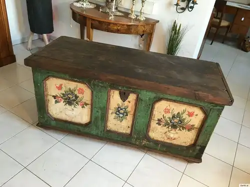 Urige alte Barock Truhe Landhaustruhe Bauerntruhe bemalt Naturholz A1413