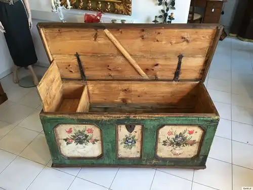 Urige alte Barock Truhe Landhaustruhe Bauerntruhe bemalt Naturholz A1413