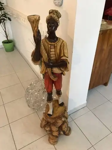 Skulptur Standleuchte Mohr Diener auf Sockel aus Holz / Stuck polychrom Luster -