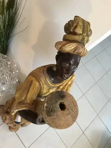 Skulptur Standleuchte Mohr Diener auf Sockel aus Holz / Stuck polychrom Luster -