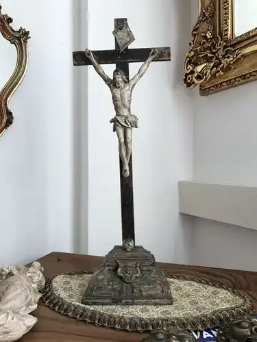 Standkreuz Kruzifix Dreinageltypus Memento Mori INRI geschnitzt & gefasst 19.Jh