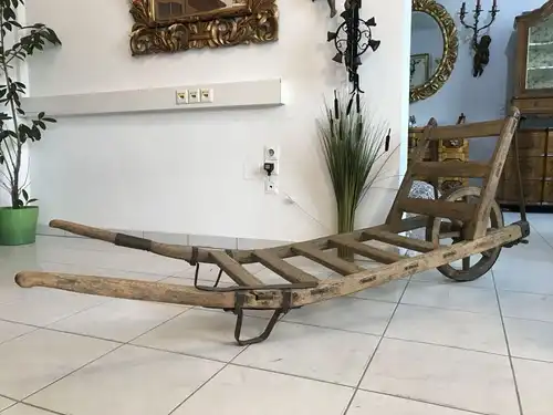 Uriger alter Holzkarren Schiebetruhe Strohballen Karre alter Holzschubkarren W33