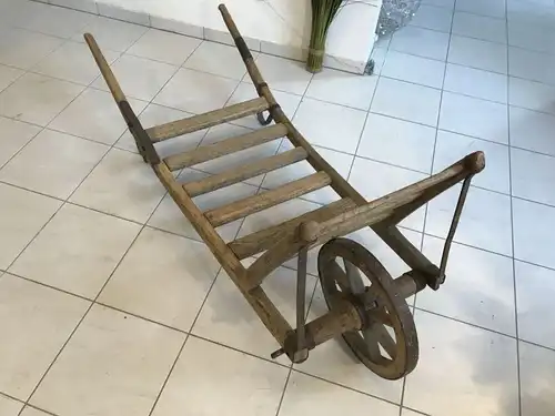 Uriger alter Holzkarren Schiebetruhe Strohballen Karre alter Holzschubkarren W33