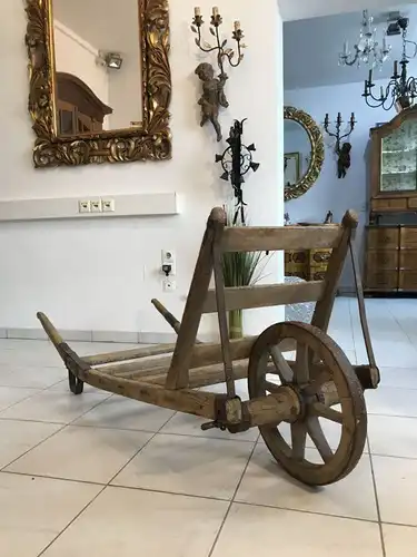 Uriger alter Holzkarren Schiebetruhe Strohballen Karre alter Holzschubkarren W33