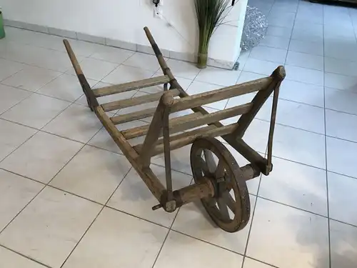 Uriger alter Holzkarren Schiebetruhe Strohballen Karre alter Holzschubkarren W33