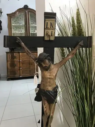 Kruzifix Jesu Christi Kruzifix Dreinageltypus mit Maria unter dem Kreuz gefasst