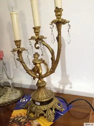 Empire Stil Tischlampe dreiflammig mit figürlichem Messingfuß & Glasprismen 7418