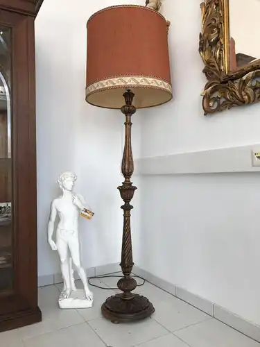 Stehlampe Antikstil Holz reich beschnitzt Klassizismus W1868