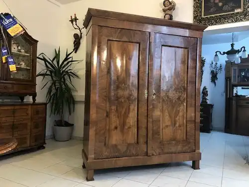 Original Biedermeier Hallenschrank Kleiderkasten Nussholz Z1045