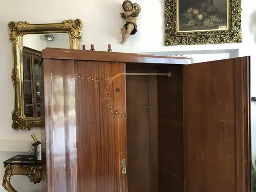 Traumhafter Jugendstil Kleiderschrank Marketiert Nussholz X2101