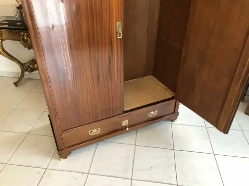 Traumhafter Jugendstil Kleiderschrank Marketiert Nussholz X2101