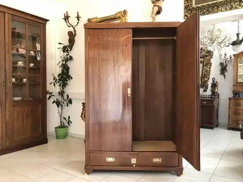 Traumhafter Jugendstil Kleiderschrank Marketiert Nussholz X2101