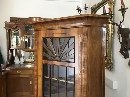 Hübsche Vitrine im Biedermeier Stil Eckvitrine Fächervitrine Z1981