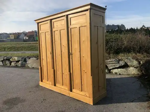 Bäuerlicher Garderobenschrank Naturholz Fichtenholz Kleiderkasten E1009