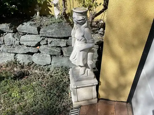 alte Beton Figur Aussendeko Gartendeko  Auss2