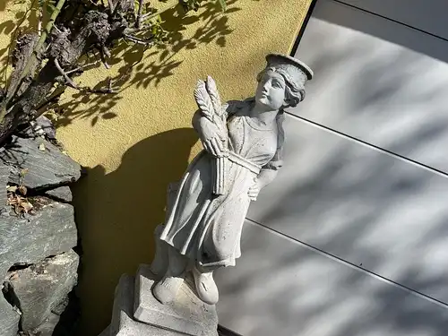 alte Beton Figur Aussendeko Gartendeko  Auss2