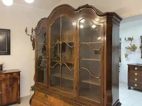 Barockstil Vitrine Nussholz Glasschrank Bücherschrank A4039